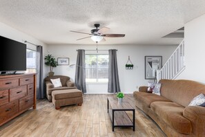 Téléviseur, livres, imprimante