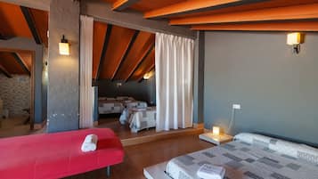 5 bedrooms, travel crib