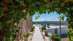 A stone pathway leading to a pool area with a clear view of the landscape. - Antigua Casa Rufo Pozo Alcón by Ruralidays (Jaén)