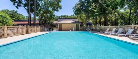 Una piscina al aire libre