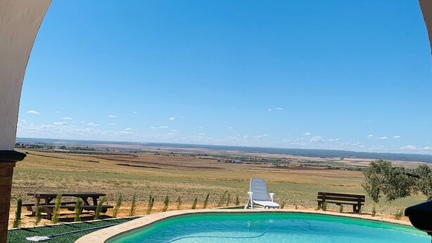Una piscina amb una vista clara del camp rural.