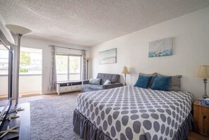 Een strijkplank/strijkijzer, wifi, beddengoed