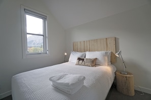 5 bedrooms, iron/ironing board, free WiFi, bed sheets