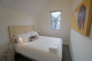 5 bedrooms, iron/ironing board, free WiFi, bed sheets