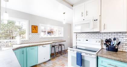 Charming Ocean View Home w/ Free WiFi & Private Washer/Dryer - Dogs Welcome