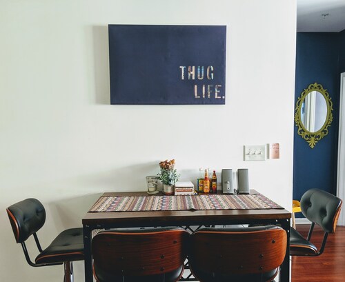 Comfy, Urban, Perfect Location! Walk to train, 5 mins to everything downtown!