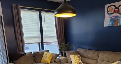 Comfy, Urban, Perfect Location! Walk to train, 5 mins to everything downtown!