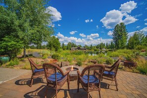 Terrace/patio - Cozy Caldera Cabin with Hot Tub, Lake Views & Pet Friendly (Bend)