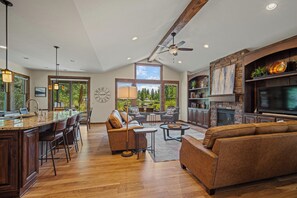 TV, fireplace, DVD player - Cozy Caldera Cabin with Hot Tub, Lake Views & Pet Friendly (Bend)