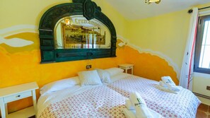 5 slaapkamers, een strijkplank/strijkijzer, reisbedje, wifi
