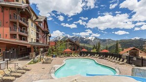 A pool area with lounge chairs, a mountain view, and a building with balconies. - ⭐️New Listing ⭐️ At Purg Base ⎮Free WIFI + Fireplace (Durango)