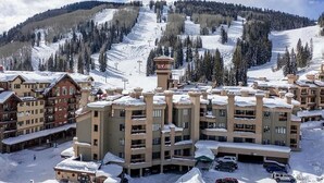 A snow-covered ski resort with multi-story buildings, a ski lift, and a mountainous backdrop. - ⭐️New Listing ⭐️ At Purg Base ⎮Free WIFI + Fireplace (Durango)
