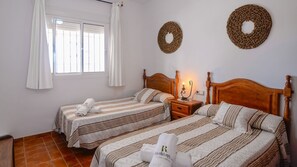 3 makuuhuonetta, silitysrauta/-lauta, vauvan matkasänky, Wi-Fi