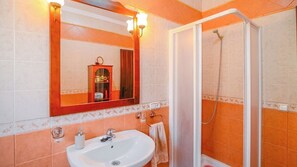 Combined shower/tub, hair dryer, towels - Casa Vistamar Torrox by Ruralidays (Málaga)