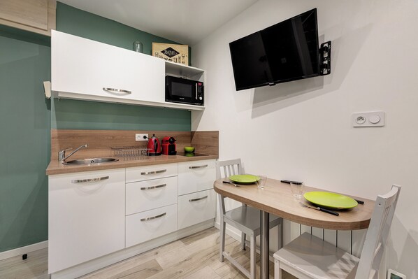 Kühlschrank, Mikrowelle, Wasserkocher mit Kaffee-/Teezubehör, Toaster