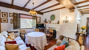 テレビ、暖炉、卓球台