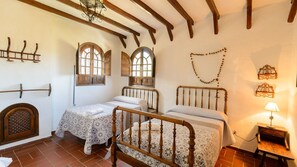 4 Schlafzimmer, Bügeleisen/Bügelbrett, Reisekinderbett, WLAN