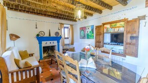 TV, fireplace - El Morrón Algarinejo by Ruralidays (Granada)