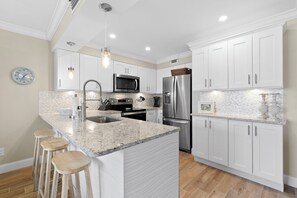 Jääkaappi, mikroaaltouuni, uuni, liesi