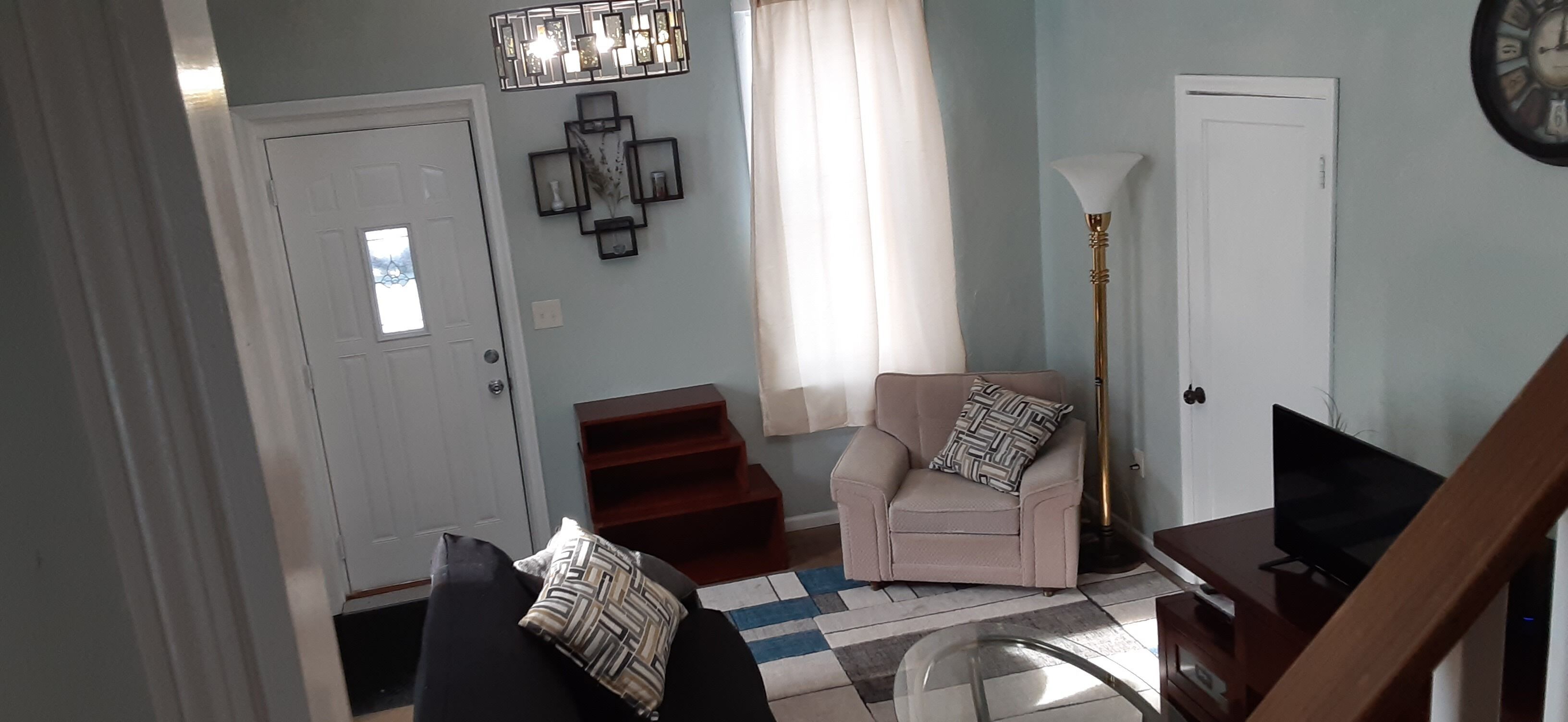 TV, DVD-spiller, bøker og musikkbibliotek