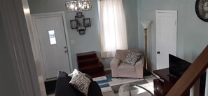 Télévision, lecteur de DVD, livres, médiathèque