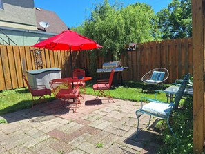Outdoor dining - 8th Street Blues! 3 Bed, 2 Bath near downtown LaCrosse (La Crosse)