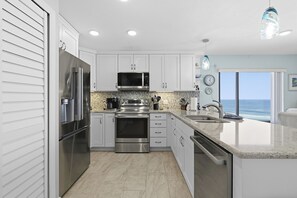 JÀÀkaappi, mikroaaltouuni, uuni, liesi