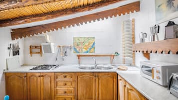 Een koelkast, een microgolfoven, een kookplaat