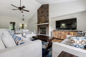 Smart TV, chimenea, libros