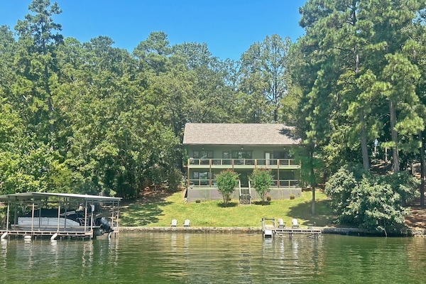 Easy walk to lake from home. Boat dock and swim dock available to use.