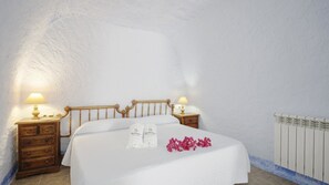 1 dormitori, planxa i posts de planxar, un bressol de viatge i wifi 