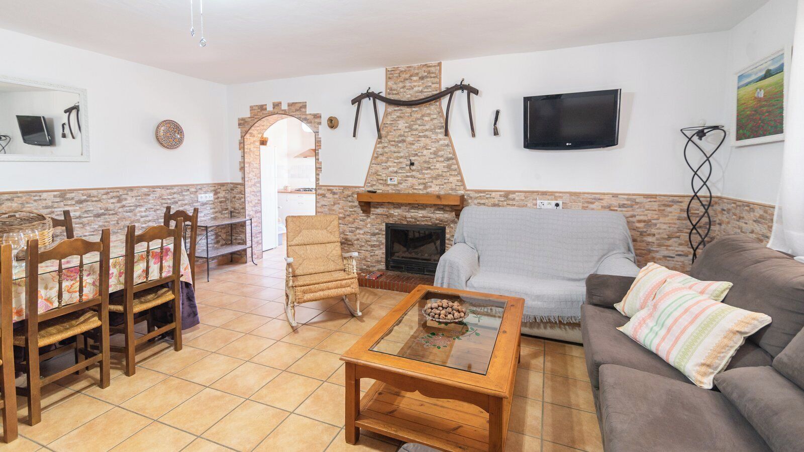 Televisie, een open haard en een tafeltennistafel