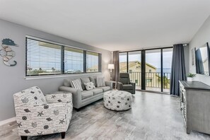 Smart TV, video games - Modern condo, private balconies, with elevator! (Pensacola Beach)