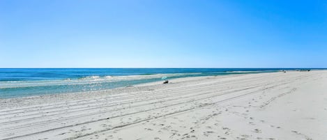 Nära stranden, solstolar och strandhanddukar