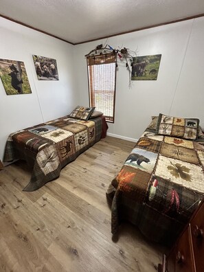 3 bedrooms, iron/ironing board, free WiFi, bed sheets - 3 Bedroom 2 Bath Cabin nestled in the woods minutes from Mark Twain Lake. (Stoutsville)