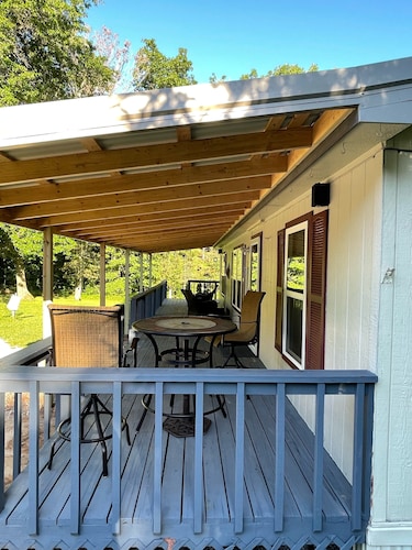3 Bedroom 2 Bath Cabin nestled in the woods minutes from Mark Twain Lake.