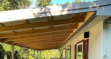 3 Bedroom 2 Bath Cabin nestled in the woods minutes from Mark Twain Lake.