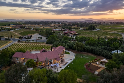 Sleeps 20 | Vineyard Estate w/ Resort Pool, Spa & Game Room | Wilson Creek Manor