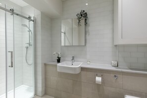 プレミアム アパートメント | バスルーム | ヘアドライヤー、タオル、石鹸、トイレットペーパー