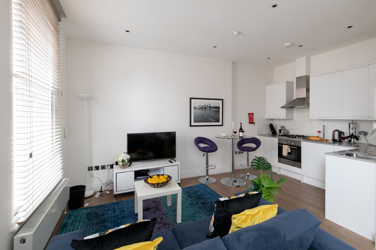 Deluxe Apartment | Living area | 40-inch LCD TV with digital channels, TV, Netflix