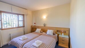 5 Schlafzimmer, Bügeleisen/Bügelbrett, Reisekinderbett, WLAN