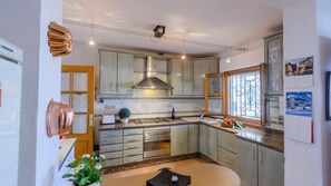 Fridge, microwave, oven, stovetop - La Casa de Lú Archidona by Ruralidays (Málaga)