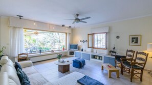 TV, fireplace, DVD player, books - La Casa de Lú Archidona by Ruralidays (Málaga)