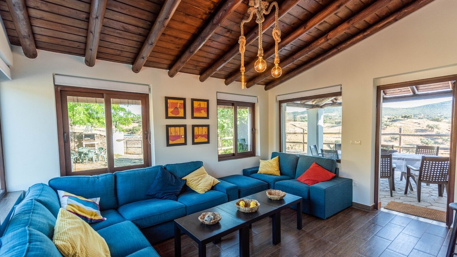 Una televisión, una chimenea