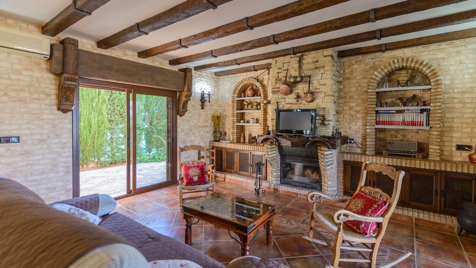 Télévision, cheminée, chaîne hi-fi