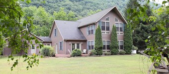 The Creek House~Sit back and unwind on the Pine!