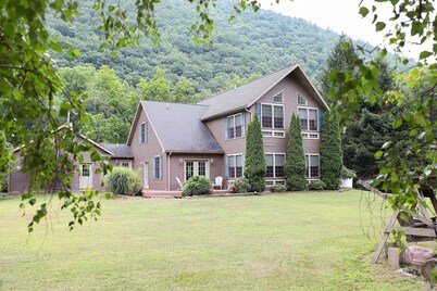 The Creek House~Sit back and unwind on the Pine!