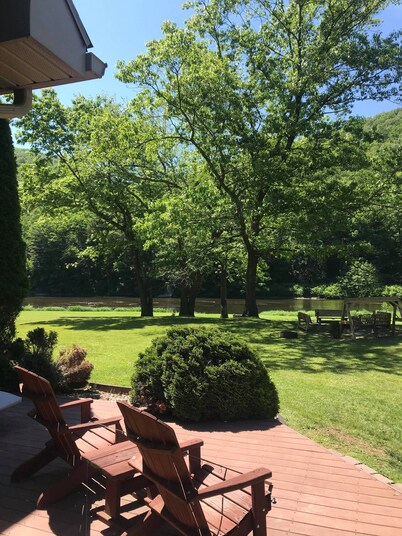 The Creek House~Sit back and unwind on the Pine!