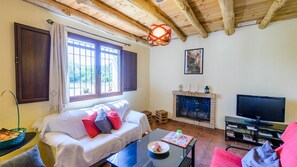 TV, fireplace - La Serrana de Aracena by Ruralidays (Huelva)