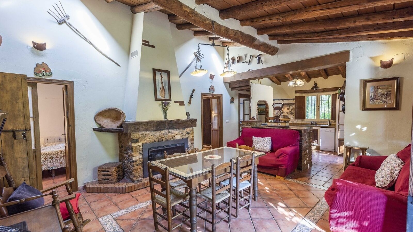 Een televisie, een open haard en een dvd-speler